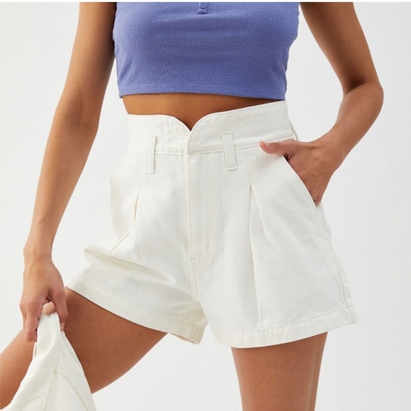 Levi's Pants - NWOT White Levi Mom Shorts